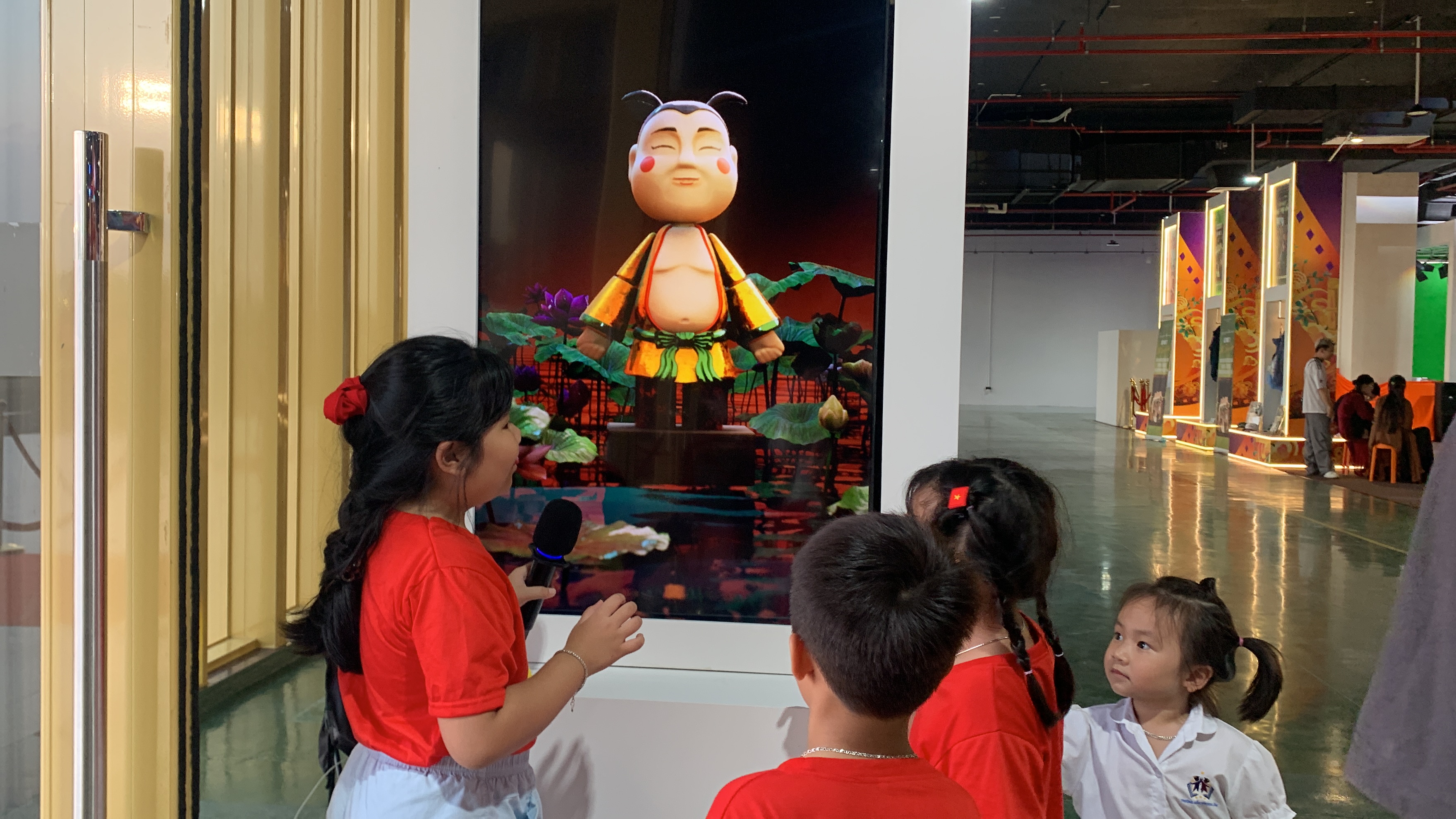 Chú Tễu tương tác với trẻ em qua microphone