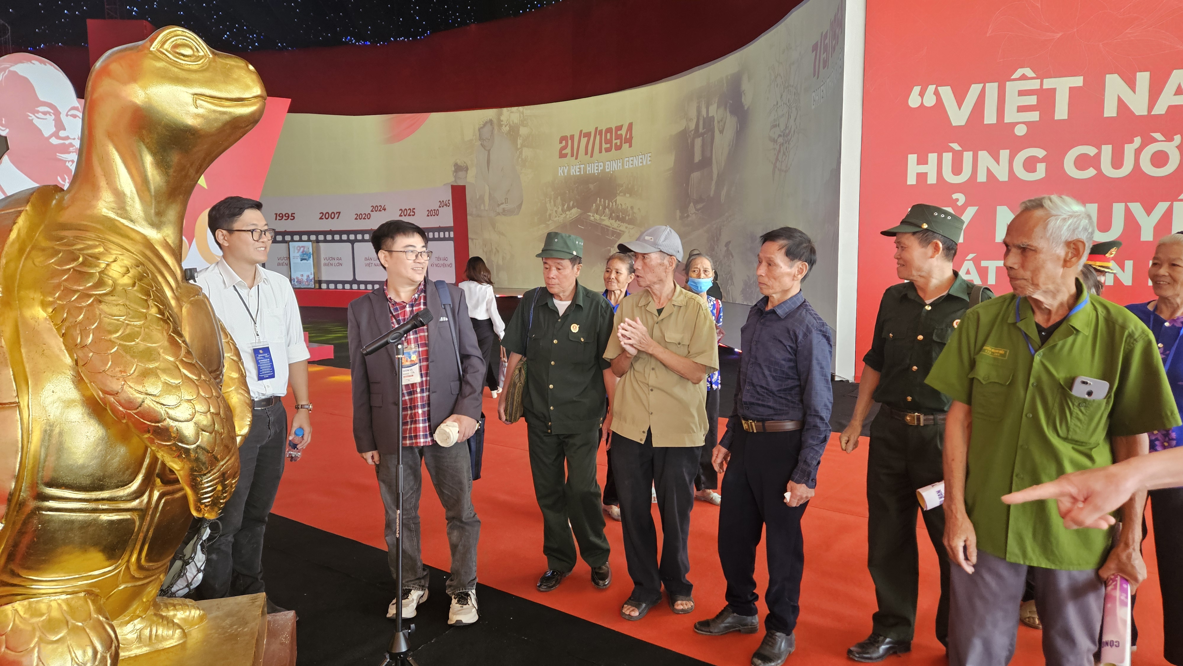 Thần Kim Quy AI tương tác với cựu chiến binh